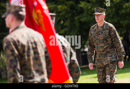 Stuttgart, Germania. 18 Luglio, 2016. Il nuovo comandante in capo dell'Africa Commando dell'esercito americano ((Africom)), Thomas Waldhauser, arriva per il cerimoniale di handover del commando presso il sito del US Army outpost 'Patch caserma" a Stoccarda, Germania, 18 luglio 2016. Foto: Christoph Schmidt/dpa/Alamy Live News Foto Stock