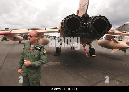 Airshow di Farnborough Regno Unito 2016 Air Force Officer e Tornado GR4 velivoli a getto Foto Stock