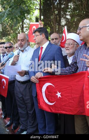 Gerusalemme, Gerusalemme, Territorio palestinese. 18 Luglio, 2016. Bagno turco Consul, Mustafa Sarnic, prendere parte a una manifestazione di protesta contro i militari tentativo di colpo di stato in Turchia, di fronte al consolato turco a Gerusalemme est sulla luglio 18, 2016 © Mahfouz Abu Turk/immagini APA/ZUMA filo/Alamy Live News Foto Stock