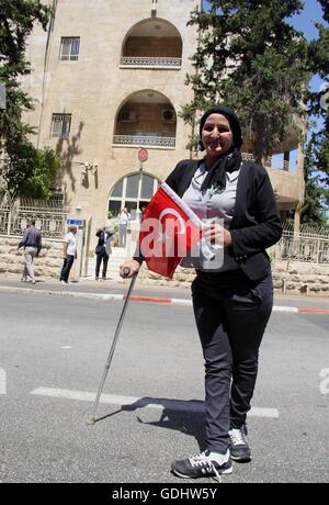 Gerusalemme, Gerusalemme, Territorio palestinese. 18 Luglio, 2016. Palestinesi onda bandiere turche durante una manifestazione di protesta contro i militari tentativo di colpo di stato in Turchia, di fronte al consolato turco a Gerusalemme est sulla luglio 18, 2016 © Mahfouz Abu Turk/immagini APA/ZUMA filo/Alamy Live News Foto Stock