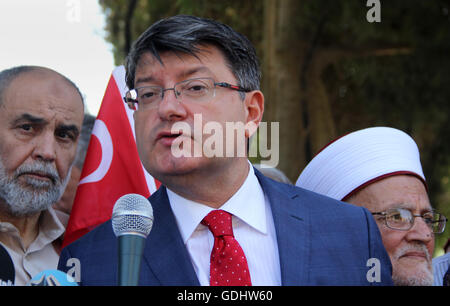 Gerusalemme, Gerusalemme, Territorio palestinese. 18 Luglio, 2016. Bagno turco Consul, Mustafa Sarnic, prendere parte a una manifestazione di protesta contro i militari tentativo di colpo di stato in Turchia, di fronte al consolato turco a Gerusalemme est sulla luglio 18, 2016 © Mahfouz Abu Turk/immagini APA/ZUMA filo/Alamy Live News Foto Stock