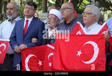 Gerusalemme, Gerusalemme, Territorio palestinese. 18 Luglio, 2016. Bagno turco Consul, Mustafa Sarnic, prendere parte a una manifestazione di protesta contro i militari tentativo di colpo di stato in Turchia, di fronte al consolato turco a Gerusalemme est sulla luglio 18, 2016 © Mahfouz Abu Turk/immagini APA/ZUMA filo/Alamy Live News Foto Stock