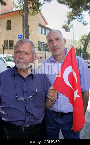 Gerusalemme, Gerusalemme, Territorio palestinese. 18 Luglio, 2016. Bagno turco Consul, Mustafa Sarnic, prendere parte a una manifestazione di protesta contro i militari tentativo di colpo di stato in Turchia, di fronte al consolato turco a Gerusalemme est sulla luglio 18, 2016 © Mahfouz Abu Turk/immagini APA/ZUMA filo/Alamy Live News Foto Stock