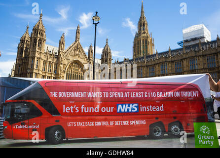 Londra, Regno Unito. 18 Luglio, 2016. Il Partito dei Verdi spoof Vote lascia la battaglia di bus fuori il Parlamento per il loro anti-trident campagna. Zak Bond/Alamy Live News, Foto Stock