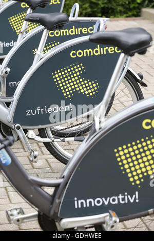 Il logo della Comdirect Bank AG può essere visto su biciclette presso la posizione della banca in Quickborn, Germania, 18 luglio 2016. La banca online Comdirect è alle prese con difficoltà tecniche. Secondo i resoconti dei mass media, dopo aver effettuato il login gli utenti si sono trovati non al loro account ma di quelli forestieri. Foto: BODO SEGNA/dpa Foto Stock