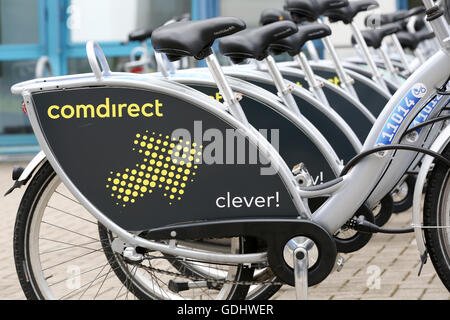 Il logo della Comdirect Bank AG può essere visto su biciclette presso la posizione della banca in Quickborn, Germania, 18 luglio 2016. La banca online Comdirect è alle prese con difficoltà tecniche. Secondo i resoconti dei mass media, dopo aver effettuato il login gli utenti si sono trovati non al loro account ma di quelli forestieri. Foto: BODO SEGNA/dpa Foto Stock