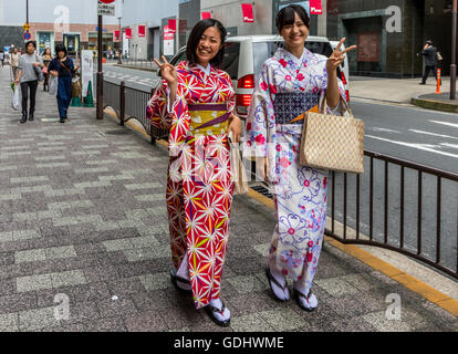 Onorevoli indossando il tradizionale kimono giapponese sulle strade di Kyoto in Giappone Foto Stock