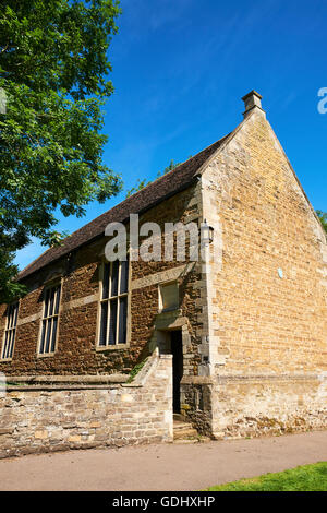 La vecchia scuola fondata da Arcidiacono Robert Johnson nel 1584 Tutti i Santi sagrato Oakham Rutland East Midlands UK Foto Stock