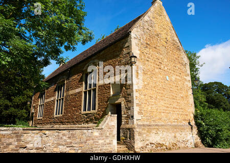 La vecchia scuola fondata da Arcidiacono Robert Johnson nel 1584 Tutti i Santi sagrato Oakham Rutland East Midlands UK Foto Stock