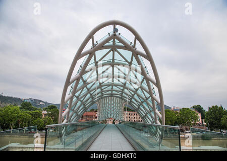 Ponte di Pace sul fiume Mtkvari a Tbilisi, Georgia Foto Stock