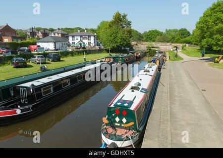 Imbarcazioni strette nel bacino del canale a Trevor, Llangollen Canal, vicino l'Acquedotto Pontcysyllte, Foto Stock