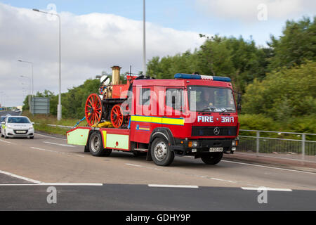 Mercedes 1992 90s Red Fire Engine che trasporta il veicolo di emergenza a vapore c1839, pompiere di soccorso, sicurezza, motore Sand Mason, vecchio camion rosso del fuoco, trasporto, attrezzatura, trasporto, pompiere, Pericolo, reparto, servizio, camion dei fuochi d'artificio d'epoca, attrezzatura antincendio a Tram Domenica un festival di trasporto ha tenuto il nella città di mare di Fleetwood, Lancashire, Regno Unito Foto Stock