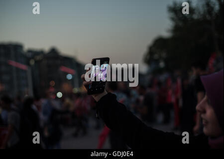 Bagno turco Le donne musulmane di prendere una fotografia selfie a un governo pro rally dopo un fallito tentativo di colpo di stato. Istanbul TURCHIA Foto Stock