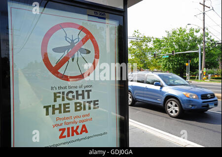 Zika mosquito avviso in USA American Maryland sul bus shelter lotta contro il morso poster Foto Stock