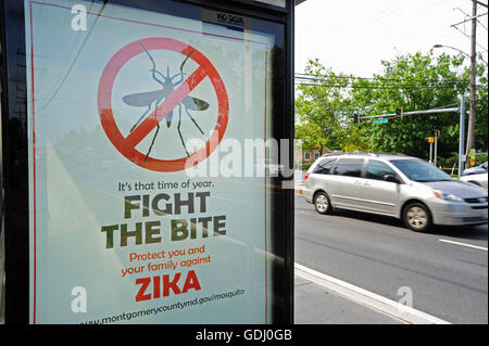 Zika mosquito avviso in USA American Maryland sul bus shelter lotta contro il morso poster Foto Stock