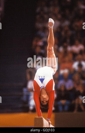 Mary Lou Retton di USA esegue sulle donne del fascio di equilibrio durante la competizione a 1984 Giochi Olimpici di Los Angeles. Foto Stock