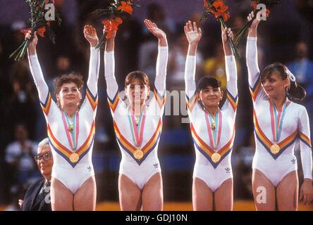Il rumeno della squadra di ginnastica si erge sulla vittoria di stand con medaglie d oro per la squadra vincente la concorrenza a 1984 Giochi Olimpici in LA Foto Stock