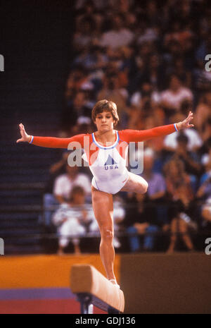 Mary Lou Retton di USA esegue sulle donne del fascio di equilibrio durante la competizione a 1984 Giochi Olimpici di Los Angeles. Foto Stock