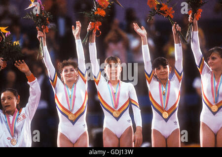 Il rumeno della squadra di ginnastica si erge sulla vittoria di stand con medaglie d oro per la squadra vincente la concorrenza a 1984 Giochi Olimpici in LA Foto Stock