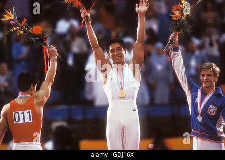 Koji Gushiken, medaglia d'oro; Pietro Vidmar, medaglia d'argento; e Ning Li, medaglia di bronzo in uomini tutto intorno la ginnastica Foto Stock