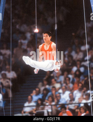 Ning Li di Cina esegue sul ring durante gli uomini della concorrenza di ginnastica a 1984 Giochi Olimpici di Los Angeles. Foto Stock