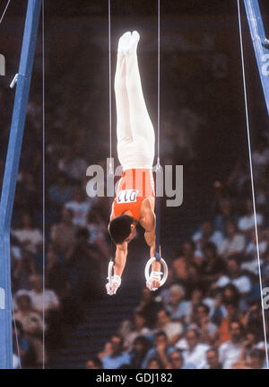 Ning Li di Cina esegue sul ring durante gli uomini della concorrenza di ginnastica a 1984 Giochi Olimpici di Los Angeles. Foto Stock