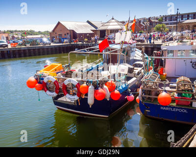 Commerciali di piccole barche da pesca dotate di pentole e galleggianti per granchi e aragoste pesca Foto Stock