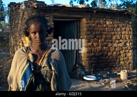 Giovane donna appartenente al popolo Agow ( Etiopia) Foto Stock