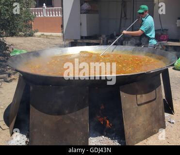 La Murta, Murcia, Spagna. Una paella gigante è cucinato per il villaggio di festa. Foto di Tony Henshaw Foto Stock