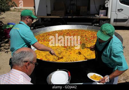 La Murta, Murcia, Spagna. Una paella gigante è cucinato per il villaggio di festa. Foto di Tony Henshaw Foto Stock