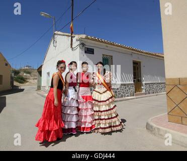 Il 4 maggio 2014. La Murta Fiesta, La Murta, Murcia, Spagna. Giovani donne in abito tradizionale. Foto Stock