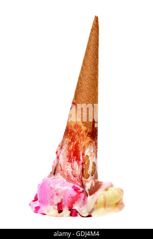 Primo piano di un cono gelato capovolto fracassato su sfondo bianco Foto Stock