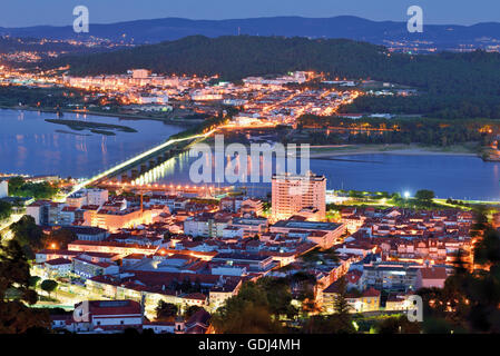 Il Portogallo, Minho: vista notturna alla città costiera di Viana do Castelo con fiume Lima Foto Stock
