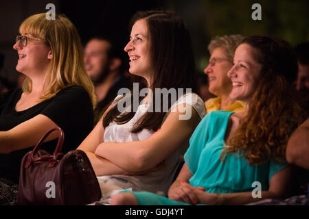 Il pubblico a ridere e godendo di stand-up comedy Festival in Quaresima, Maribor, Slovenia, 2015 Foto Stock