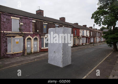 'Momentary monumento - La pietra' di Lara Favaretto, sorge su Rhiwlas Street, Liverpool, Merseyside, come parte di Biennale 2016 Foto Stock