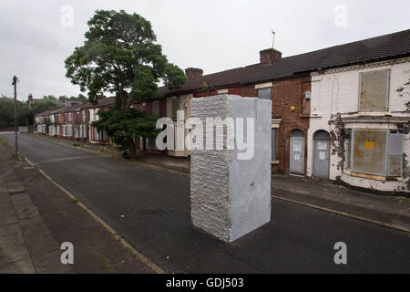 'Momentary monumento - La pietra' di Lara Favaretto, sorge su Rhiwlas Street, Liverpool, Merseyside, come parte di Biennale 2016 Foto Stock