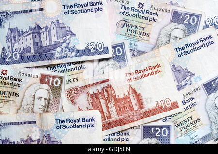 Un mucchio di Scottish £10 (dieci pound) e £20 (venti pound) note emesse dalla Royal Bank of Scotland plc. Foto Stock