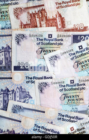Un mucchio di Scottish £10 (dieci pound) e £20 (venti pound) note emesse dalla Royal Bank of Scotland plc. Foto Stock
