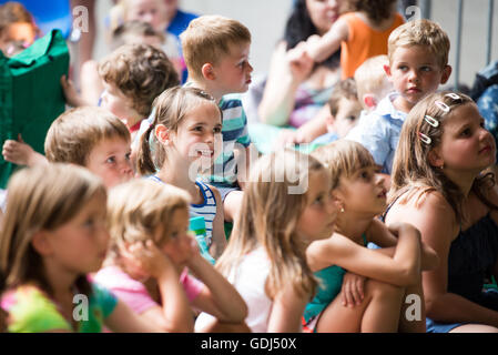 Bambini pubblico al teatro per bambini giocare al Festival Lent, Maribor, Slovenia, 2015 Foto Stock