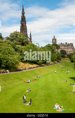 A est di Princes Street Gardens a Edimburgo in Scozia con il Monumento di Scott sulla sinistra e Balmoral Hotel in background. Foto Stock