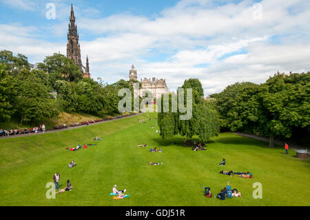 A est di Princes Street Gardens a Edimburgo in Scozia con il Monumento di Scott sulla sinistra e Balmoral Hotel in background. Foto Stock