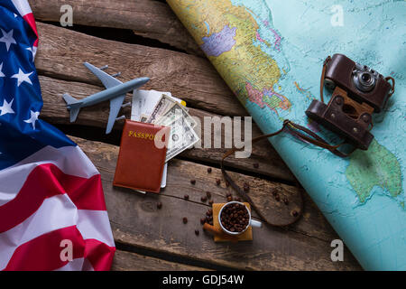 Passaporto marrone e noi bandiera. Foto Stock