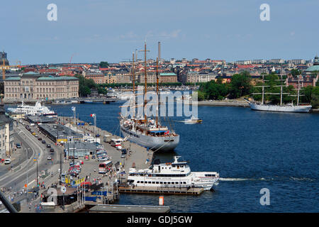 Geografia / viaggi, Svezia, Stoccolma, viste sulla città / cityscapes, vista su Skeppsbron con ferry boat e tre-corteccia del montante "Sea Cloud II' presso il molo e isola di Skeppsholmen a destra, Foto Stock