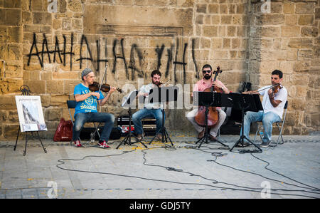 Musicisti di strada la riproduzione di musica durante una Street Festival di musica per le strade di Nicosia in Cipro Foto Stock