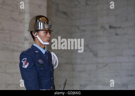 Taipei, Taiwan - 08 Gennaio 2015: giovane soldato al variare della cerimonia di protezioni all'interno di Chiang Kai-Shek memorial hall. Foto Stock