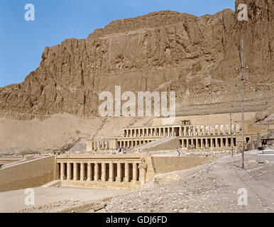 Geografia / viaggi, Egitto, Luxor, edifici, Deir el-Bahari, Hatshepsut tempio mortuario, costruito: 1473 - 1458 BC, vista esterna, Foto Stock