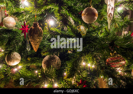 Albero di Natale decorato su sfocato, frizzante e background fairy Foto Stock