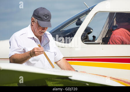 Preparazione controlli sui velivoli leggeri a Compton Abbas airfield, Dorset in luglio Foto Stock