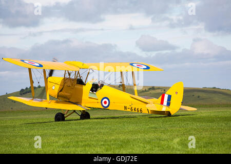 Come arrivare a volare Tiger Moth biplano aereo al campo di Compton Abbas, Dorset UK nel mese di luglio - De Havilland DH82A Foto Stock