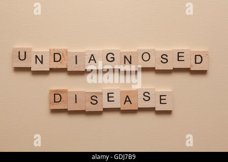 La parola non diagnosticate malattie formata con lettere in legno Foto Stock